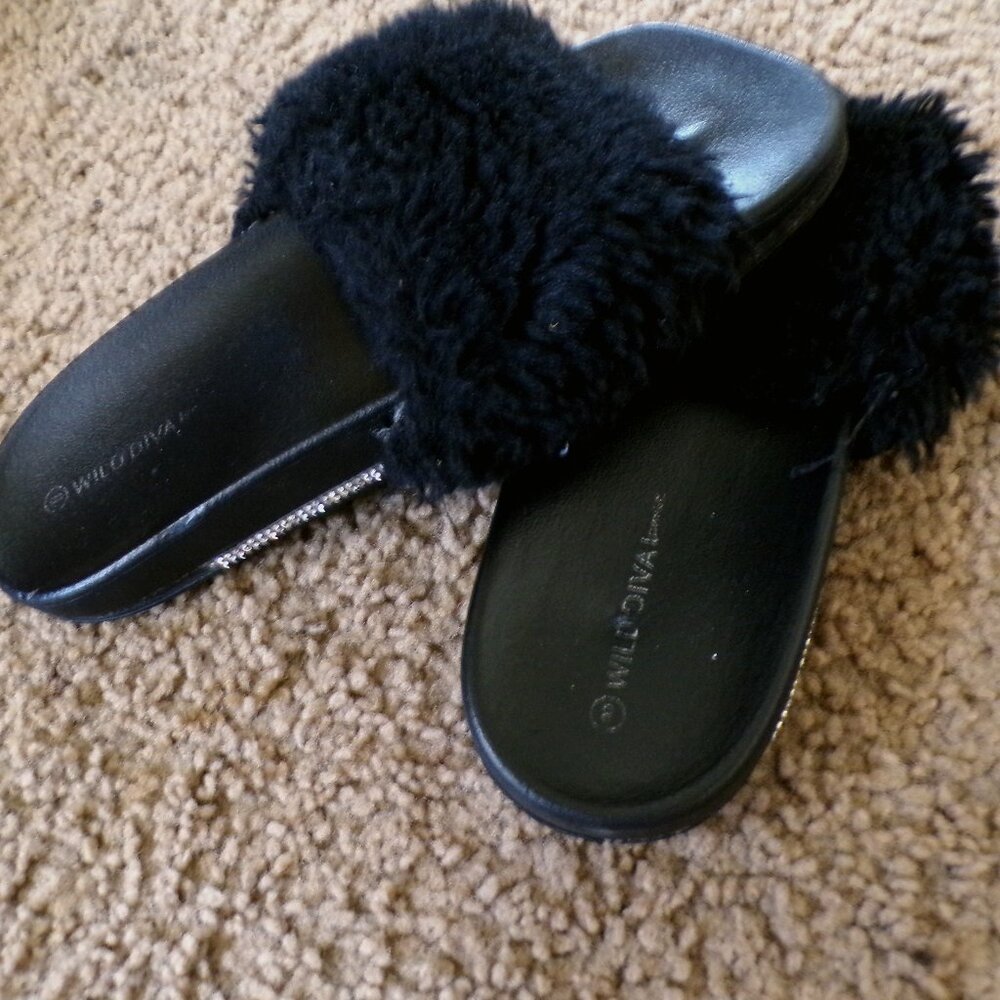 Women fur slides
